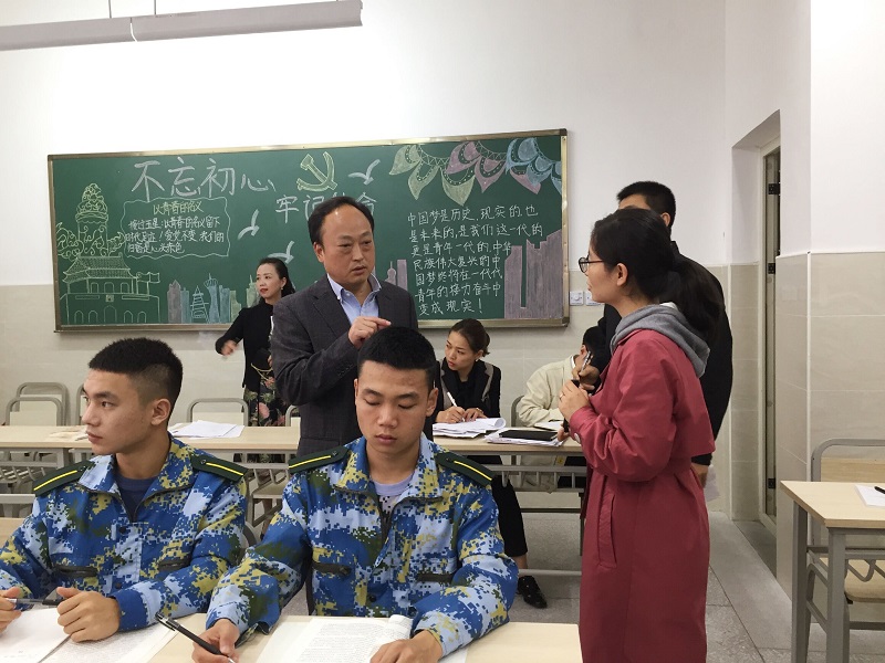 党委书记深入课堂听思政课.jpg